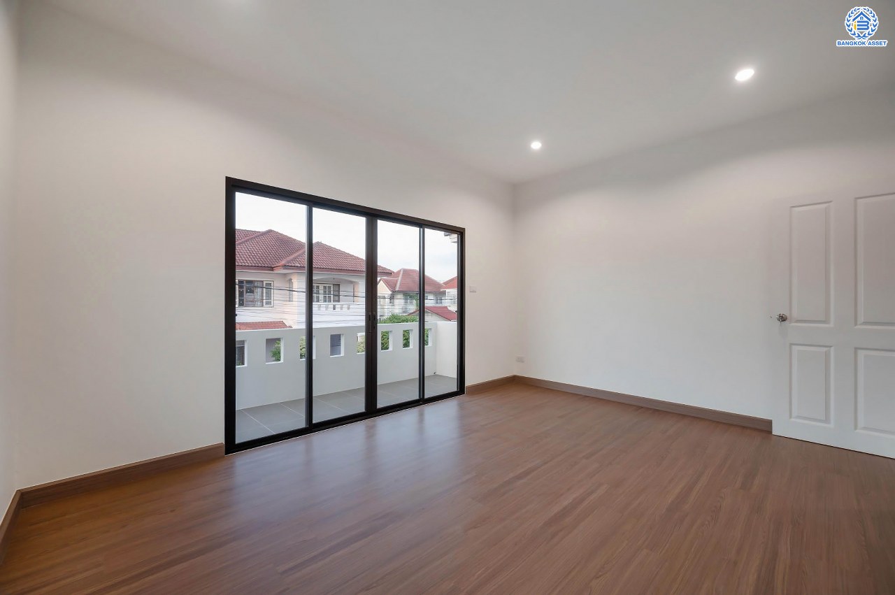 บ้านมือสองตกแต่งใหม่ โครงการ ลภาวัน9 ชัยพฤกษ์-ปากเกร็ด เนื้อที่ 71.9 ตร.ว. ฟังก์ชัน 3 ห้องนอน 3 ห้องน้ำ 1 ห้องอเนกประสงค์ 2 ที่จอดรถ ภายในบ้านกว้างขวาง ตอบโจทย์ทุกคนในครอบครัว บนทำเลที่ดีที่สุด เดินทางสะดวก เชื่อมต่อเมือง ใกล้เซ็นทรัลแจ้งวัฒนะ โรบินสัน ไลฟ์ไตล์ ราชพฤกษ์ และรถไฟฟ้าสายสีม่วง "สถานีบางพลู"